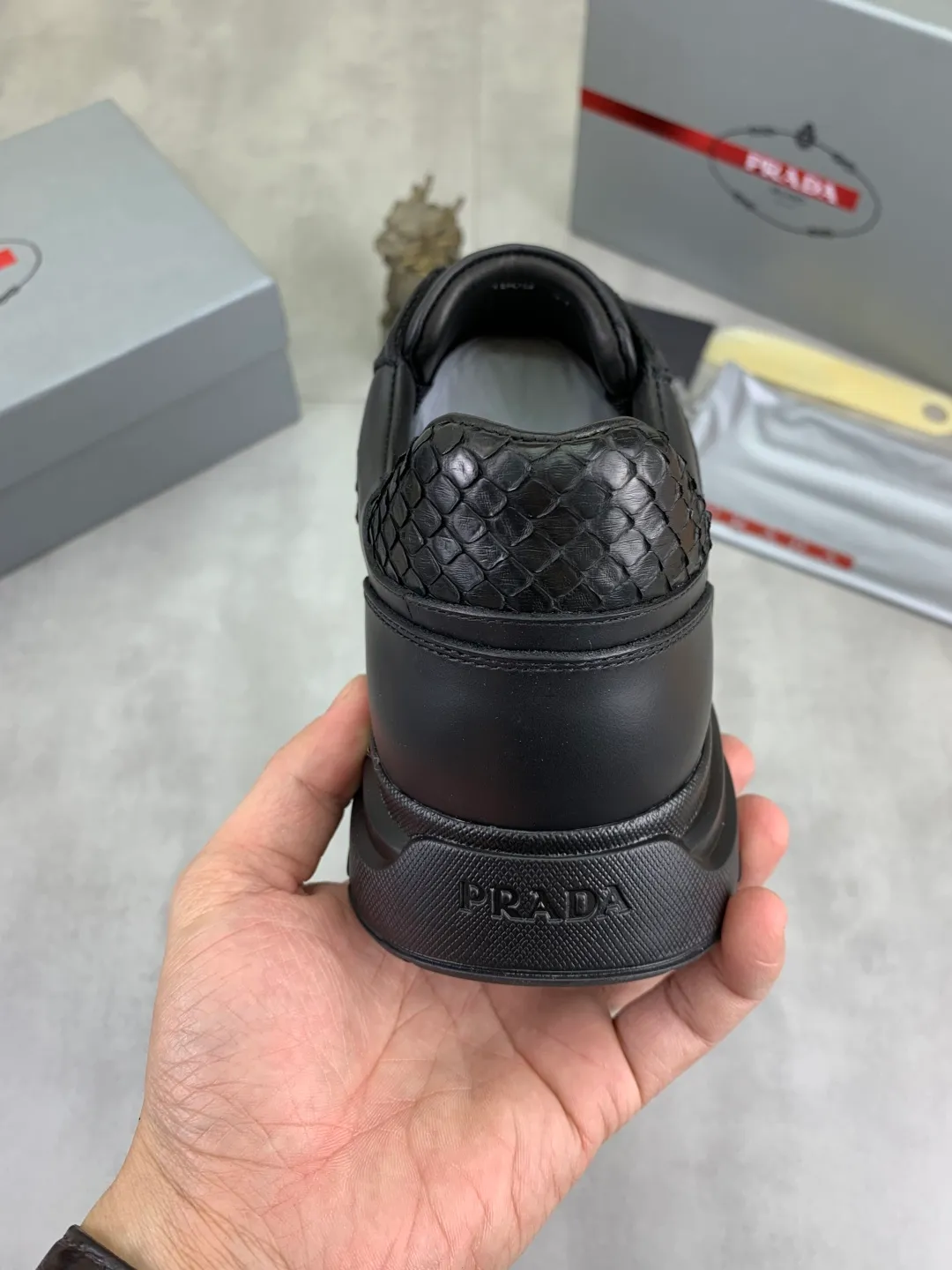 Men's men's shoes💰P580💰【New model】Top quality, new popular models on the official website, which will never go out of style for a century,🆘 The trendy brand (Prada) mainly promotes popular models, avant-garde and versatile fashionable men's shoes, privately molded, with cowhide splicing and 1:1 oil edge treatment... fashionable and simple, original imported cowhide with python skin, cowhide leather lining for feet; the atmosphere and personality are more fashionable, eye-catching and pursuing class. It will subvert the old idea and be a must-have for fashionistas who want to spend time with you! Must keep it! High-end comfortable and low-cost, high-end quality workmanship. Size: 38-44 Various colors available. full package